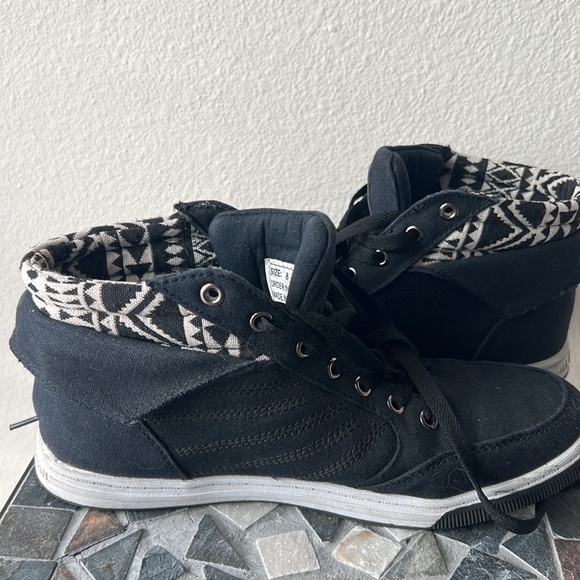 US Polo Assn. Woman’s Sneakers Size 8 Used - Good Condition - Picture 10 of 13